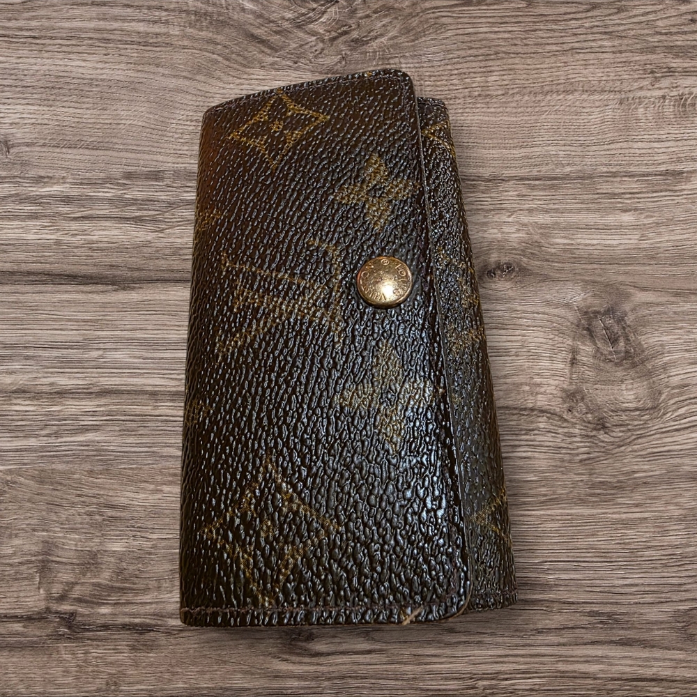 LV Monogram Key Cles